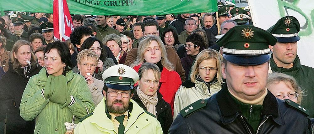 Personalabbau. Schon im Jahr 2007 gingen brandenburgische Polizisten in Potsdam auf die Straße, um gegen die Stellenkürzungen zu protestieren.