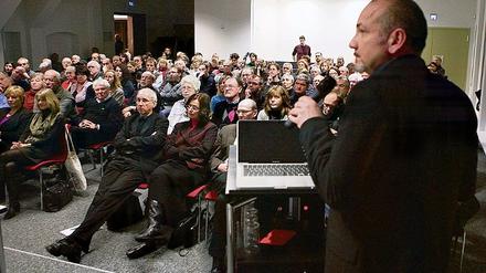 Dialog über Architektur: Reiner Becker (großes Bild rechts) stellte seinen Fassadenentwurf für die Bibliothek den Potsdamern vor.