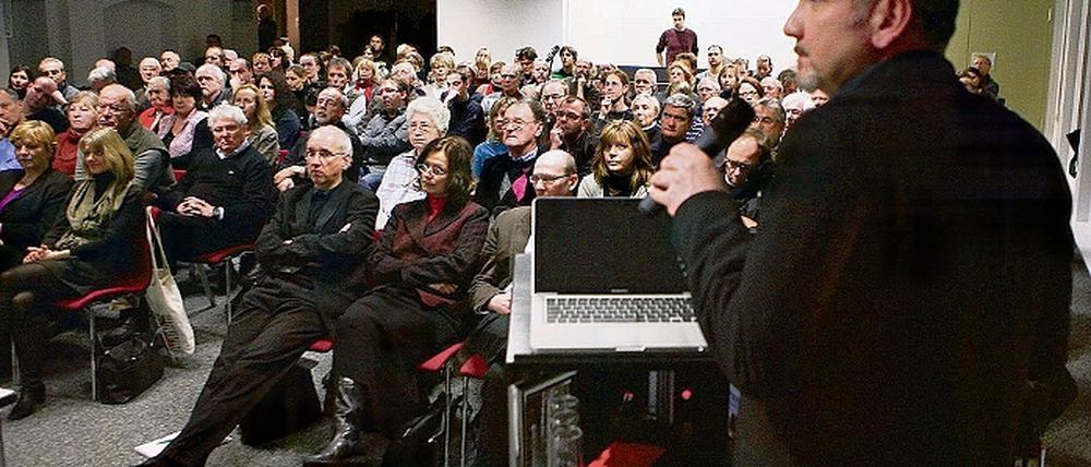 Dialog über Architektur: Reiner Becker (großes Bild rechts) stellte seinen Fassadenentwurf für die Bibliothek den Potsdamern vor.