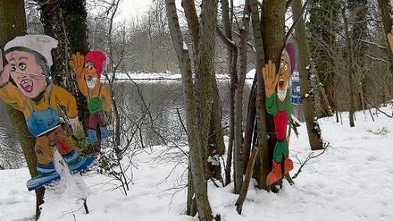 Stiller Protest am Machnower See  Die als Havelmännchen bekannten Papp-Kobolde vom Bund für Umwelt und Naturschutz (BUND)haben am Teltowkanal ihr neues Domizil bezogen. Die 20 Figuren protestieren in Sichtweite der Kleinmachnower Schleuse gegen deren geplanten Ausbau auf 190 Meter.