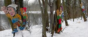 Stiller Protest am Machnower See Die als Havelmännchen bekannten Papp-Kobolde vom Bund für Umwelt und Naturschutz (BUND)haben am Teltowkanal ihr neues Domizil bezogen. Die 20 Figuren protestieren in Sichtweite der Kleinmachnower Schleuse gegen deren geplanten Ausbau auf 190 Meter.