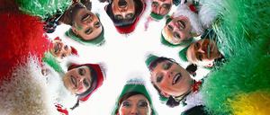 Feiernde Närrinnen beim Zug der fröhlichen Leute in Cottbus.