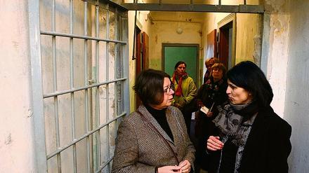 Hinter Gittern. Grünen-Bundestagsabgeordnete Cornelia Behm (l.) besuchte am Samstag die Gedenkstätte Ehemaliges KGB-Gefängnis in der Leistikowstraße. Leiterin Ines Reich führte die Politikerin durch das einstige Gefängnis.