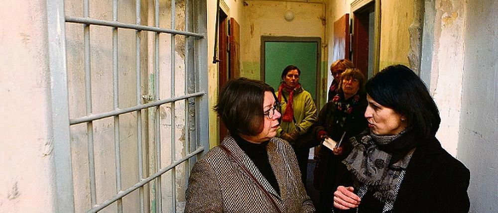 Hinter Gittern. Grünen-Bundestagsabgeordnete Cornelia Behm (l.) besuchte am Samstag die Gedenkstätte Ehemaliges KGB-Gefängnis in der Leistikowstraße. Leiterin Ines Reich führte die Politikerin durch das einstige Gefängnis.