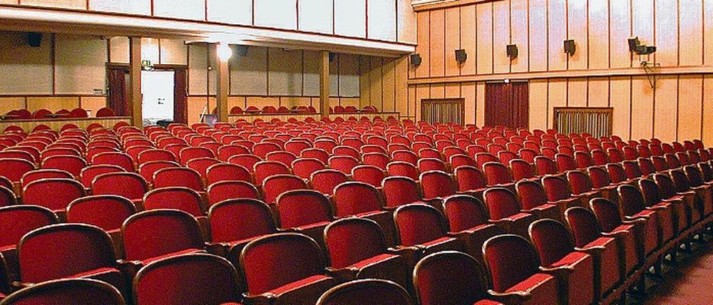 Perspektive gesucht. Die denkmalgeschützten Kammerspiele mit ihrem großen Saal sollen erhalten bleiben. Deshalb prüft die Kommune jetzt den Kauf.
