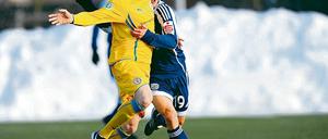 Laufduell auf Kunstrasen. Babelsbergs Ümit Ergirdi gestern im Testspiel gegen den Braunschweiger Norman Theuerkauf (vorn).