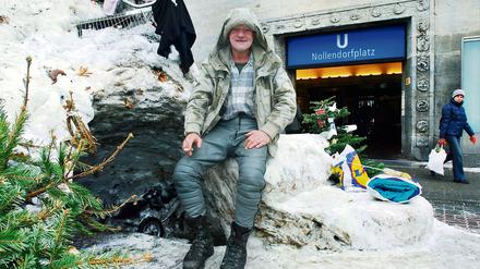 Stadt-Eskimo. Zuerst sollte es nur ein Schneemann sein, dann schaufelte der obdachlose Horst einfach weiter und es wurde ein Iglu. Nun hat der 53-Jährige am Berliner Nollendorfplatz ein kaltes Dach über dem Kopf.