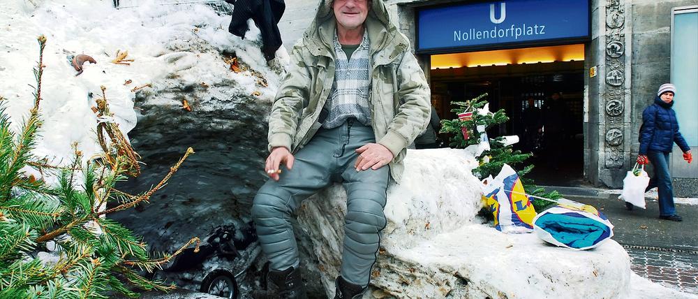 Stadt-Eskimo. Zuerst sollte es nur ein Schneemann sein, dann schaufelte der obdachlose Horst einfach weiter  und es wurde ein Iglu. Nun hat der 53-Jährige am Berliner Nollendorfplatz ein kaltes Dach über dem Kopf.