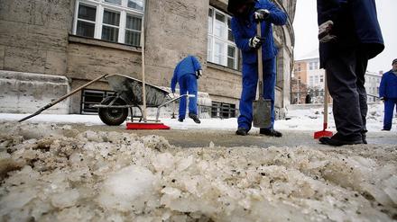 Schwere Arbeit für schwere Jungs. Vor dem Gebäude der Justizverwaltung in Schöneberg hackten gestern Strafgefangene das Eis vom Gehweg. Eigentlich hätte eine private Winterdienstfirma die Glätte vor dem landeseigenen Gebäude bekämpfen müssen.