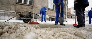 Schwere Arbeit für schwere Jungs. Vor dem Gebäude der Justizverwaltung in Schöneberg hackten gestern Strafgefangene das Eis vom Gehweg. Eigentlich hätte eine private Winterdienstfirma die Glätte vor dem landeseigenen Gebäude bekämpfen müssen.