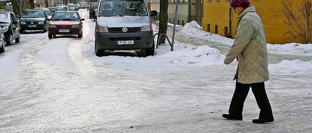 Schlitterpartie: Wie die Babelsberger Wollestraße sehen derzeit viele Straßen und Gehwege aus. Tauwetter im Wechsel mit Frost hat überall spiegelglatte Eisflächen hinterlassen. Nach der Ermahnungsphase verhängt die Verwaltung zunehmend Bußgelder.