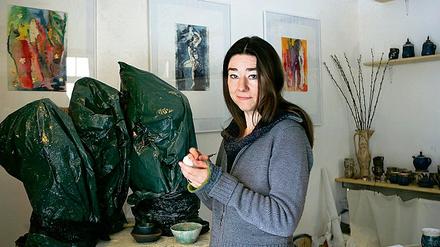 Noch verhüllt: Neun Figuren sollen den Lebenskreis des Menschen vom Baby bis ins Alter symbolisieren. Rapunzel Bräutigam plädiert in der Performance und Ausstellung Parallelwelten für Entschleunigung.