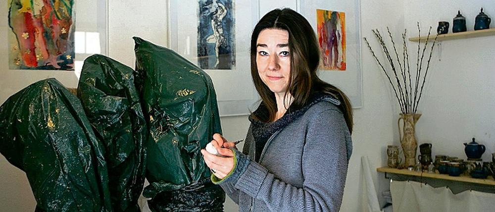 Noch verhüllt: Neun Figuren sollen den Lebenskreis des Menschen vom Baby bis ins Alter symbolisieren. Rapunzel Bräutigam plädiert in der Performance und Ausstellung Parallelwelten für Entschleunigung.