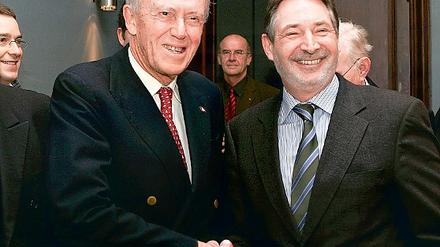 Handschlag über den Atlantik: Der US-amerikanische Yacht-Designer Halsey Herreshoff (l.) war gestern zu Besuch bei Oberbürgermeister Jann Jakobs. Herreshoffs Ahnenlinie lässt sich bis Potsdam zurückverfolgen.