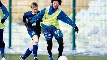 Treffsicher für Turbine Potsdam. Yuki Nagasato (rechts) gestern im Duell mit Hohen Neuendorfs Nicole Hansen.