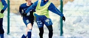 Treffsicher für Turbine Potsdam. Yuki Nagasato (rechts) gestern im Duell mit Hohen Neuendorfs Nicole Hansen.