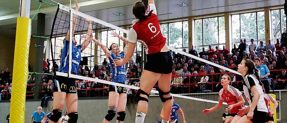 Auswärtssieg angestrebt. Nach dem 3:2 zu Saisonbeginn über den SV Sinsheim  hier Patricia Grohmann beim Angriff  will Volleyball-Erstligist SC Potsdam heute Abend in Sinsheim endlich auch einmal in fremder Halle gewinnen.