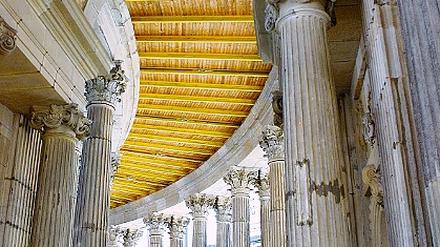 Monumentales Natursteinbauwerk. Die Kolonnaden am Neuen Palais.