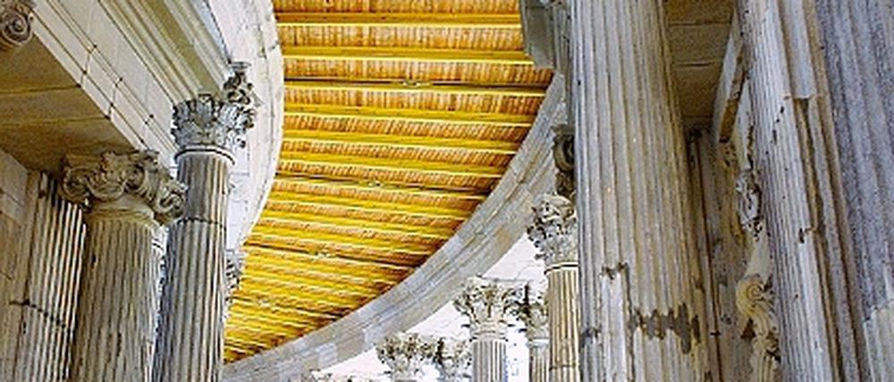 Monumentales Natursteinbauwerk. Die Kolonnaden am Neuen Palais.