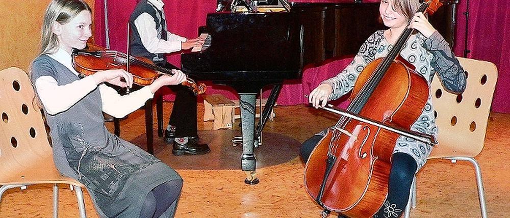 Erfolgreich. Zu den ersten Preisträgern bei Jugend musiziert zählte das Klaviertrio mit Leonel Steinbrich, Judith Rosenbach und Esther Thoben.