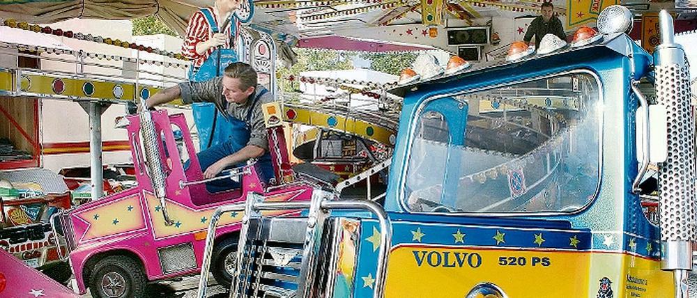 Nichts geht ohne Karussells: Die Fahrgeschäfte sind das Herz eines jeden ordentlichen Volksfestes. Der Brandenburgische Schaustellerverband fährt zum Frühlingsfest die Klassiker wie Breakdance auf, lockt aber auch mit dem beliebten Riesenrad.