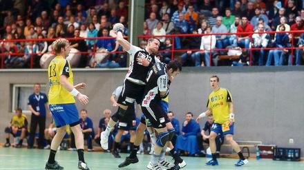 Durchgezogen. Stephan Mellack  hier beim Torwurf  war am Samstagabend beim 30:29-Heimsieg des 1. VfL Potsdam über den HC Empor Rostock einer der auffälligsten Spieler in der Sporthalle Heinrich-Mann-Allee.