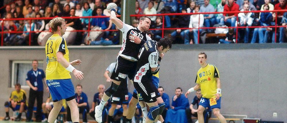 Durchgezogen. Stephan Mellack hier beim Torwurf war am Samstagabend beim 30:29-Heimsieg des 1. VfL Potsdam über den HC Empor Rostock einer der auffälligsten Spieler in der Sporthalle Heinrich-Mann-Allee.