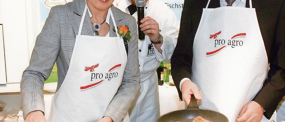 Was fehlt? Auf der Suche nach dem richtigen Rezept für Rot-Rot: Regierungschef Matthias Platzeck (SPD) beim Probebrutzeln unter Aufsicht auf der Grünen Woche.