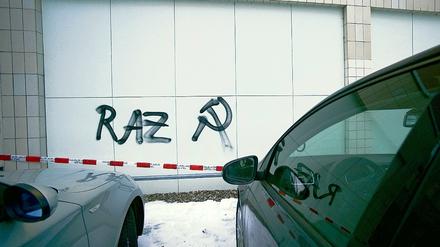 Hammer und Sichel an Häuserwand. Zeichen am Haus der Wirtschaft.