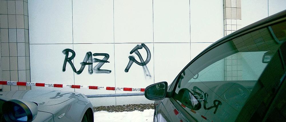 Hammer und Sichel an Häuserwand. Zeichen am Haus der Wirtschaft.