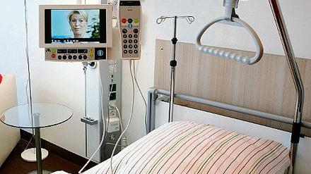 Erinnerungslos: Kathrin Schmidts Roman Du stirbst nicht erzählt von Helene, die halbseitig gelähmt und dem Klinikalltag ausgeliefert ist. Halt findet sie in ihrem eigenen unversiegten Mut.