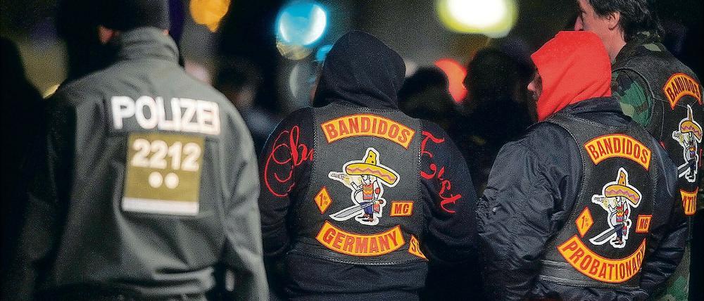Einsatzort Berlin. Die Polizei kontrollierte in der Nacht zu Sonnabend 250 Bandidos, die ihr Quartier in Berlin-Reinickendorf haben.