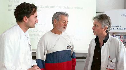 Geheilt. Hans-Jürgen Kemper (M.) ist einer von rund 500 Patienten, die im vergangenen Jahr am Zentrum für Schnarchen und Schlafmedizin am Klinikum Ernst von Bergmann behandelt worden sind. Chefärzte dort sind Hans Grundig (l.) und Jörg Günther (r.).