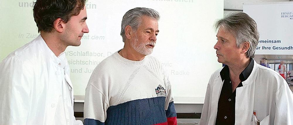 Geheilt. Hans-Jürgen Kemper (M.) ist einer von rund 500 Patienten, die im vergangenen Jahr am Zentrum für Schnarchen und Schlafmedizin am Klinikum Ernst von Bergmann behandelt worden sind. Chefärzte dort sind Hans Grundig (l.) und Jörg Günther (r.).