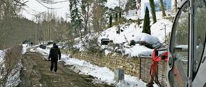 Abgebaggert. Der Weg am Ufer des Groß Glienicker Sees wird seit Freitag auf zwei Teilstücken von Baggern bearbeitet. Anrainer lassen die Asphaltdecke des ehemaligen Kolonnenwegs der DDR-Grenzer entfernen. Die Aktion gilt als Drohgebärde gegen die Stadt.