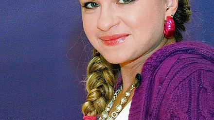 Privat nicht schrill sondern lesewütig. Die Potsdamerin Josephine Schmidt im Stil ihrer Serien-Hauptrolle Mia Maschke.