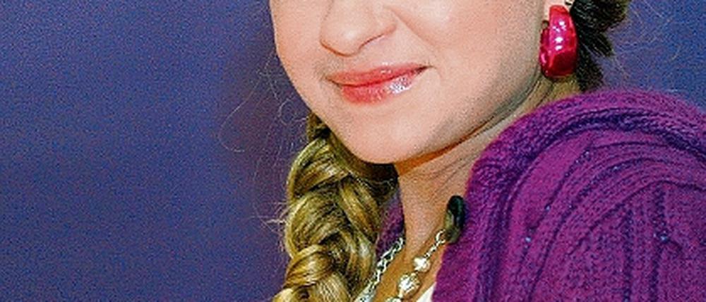 Privat nicht schrill sondern lesewütig. Die Potsdamerin Josephine Schmidt im Stil ihrer Serien-Hauptrolle Mia Maschke.