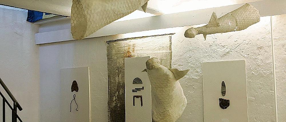 Versprengte Engel: Einst schwebten sie in einer 300-köpfigen Himmelsbotenschar in der St. Petri-Kapelle Brandenburg, jetzt sorgen sie als Quartett für schwebende Leichtigkeit im Rückblick der Künstlergruppe Iwan.