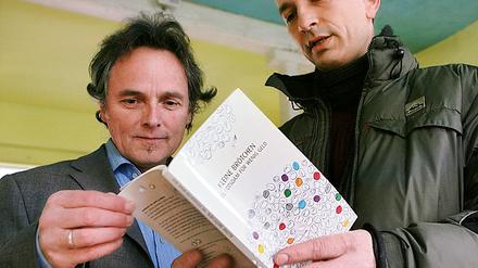 Autor Klaus Stawecki mit Diakonie-Chef Marcel Kankarowitsch (l.).