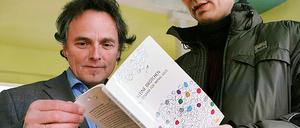 Autor Klaus Stawecki mit Diakonie-Chef Marcel Kankarowitsch (l.).
