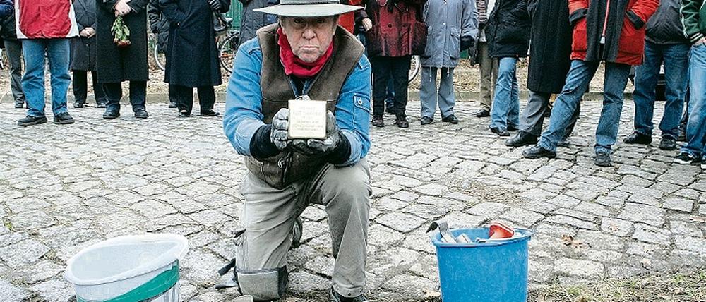 Gunter Demnig beim Setzen eines seiner Stolpersteine.