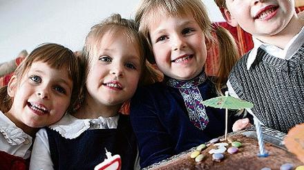 Kuchenkerzen erfolgreich gelöscht: Johanna, Charlotte, Franziska und Alexander Kübler wurden gestern fünf Jahre alt. Natürlich bekam jeder seinen eigenen Geschenkestapel.