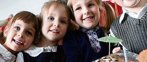 Kuchenkerzen erfolgreich gelöscht: Johanna, Charlotte, Franziska und Alexander Kübler wurden gestern fünf Jahre alt. Natürlich bekam jeder seinen eigenen Geschenkestapel.