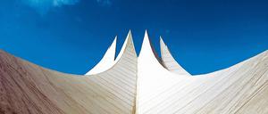 Zeltbau zu Kreuzberg. Die gezackte Halle mit Liquidrom, Café und Restaurant wird zwangsversteigert. Der Veranstaltungsbetrieb läuft seit Jahren erfolgreich.