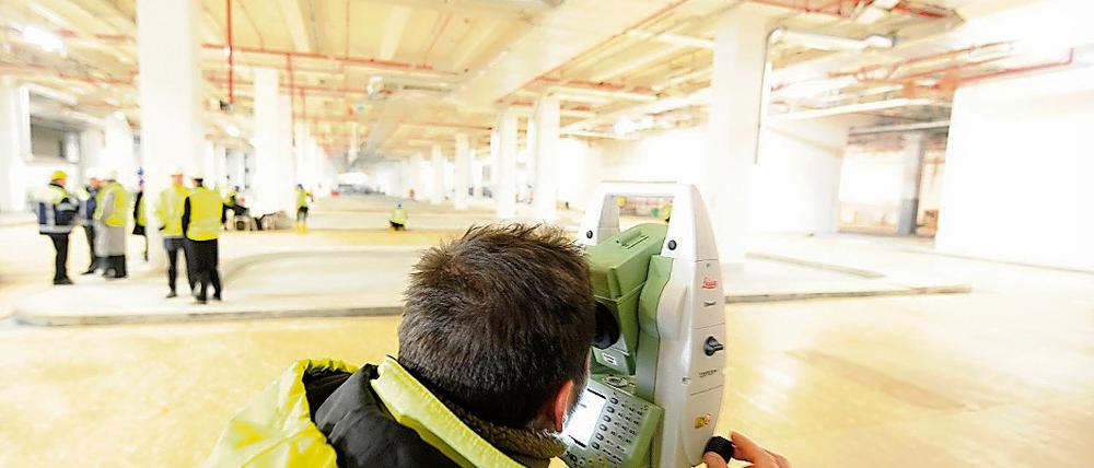 Übergabe: In diesem 20 000 Quadratmeter großen Raum unter der künftigen Empfangshalle wird jetzt die Gepäcksortieranlage eingebaut. Die Arbeiten in dem beheizten Raum sollen im Mai 2011 abgeschlossen sein. Bis zu 15 000 Koffer und Taschen können dann stündlich sortiert und automatisch auch kontrolliert werden.