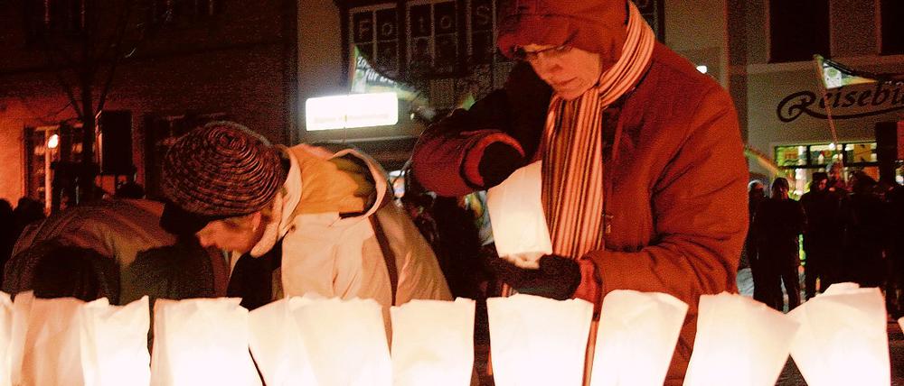 Gedenken schwer gemacht. Am 27. Januar, als anlässlich des Holocaust-Gedenktages in Zossen ein Bürgerbündnis die Namen von örtlichen NS-Opfern verlas, wurde die Veranstaltung von rund 30 Neonazis gestört. Die Polizei griff nicht ein.