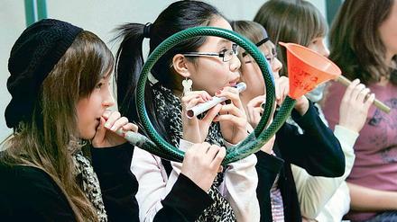 Musizieren auf Instrumenten der Marke Eigenbau: Schüler des Wolkenberg Gymnasiums.