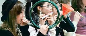 Musizieren auf Instrumenten der Marke Eigenbau: Schüler des Wolkenberg Gymnasiums.