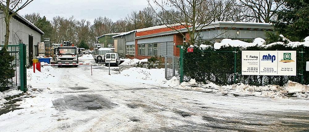 Einfahrt zum Gewerbestandort. Das Areal am Lerchensteig 42 ist seit März 2007 Sitz zweier Baufirmen. Das Grundstück ist allerdings als Landwirtschaftsfläche ausgewiesen. Die Stadt will den Unternehmern deshalb die Nutzung untersagen.