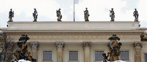 Sandstein auf Abruf. Vier der aus Potsdam stammenden Figuren auf dem Dach der Berliner Humboldt-Universität.